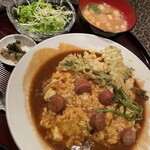 グリル・チェンバー - 揚げと麩の味噌汁にレタスとセロリのサラダ