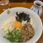 まる謙うどん - 月見納豆うどん750円