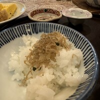 やげんぼり 赤坂店 - ちりめん山椒を乗せてじゃこ飯に。
                  2023年12月4日
