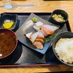 柳橋市場の 藁焼きのお店 魚柳 - 刺身と藁焼き食べ比べ 