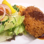 キッチンスズキ - メンチは別皿でサラダ、スパ付き