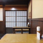 Waki Diya - テーブル席と店玄関