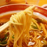 おっつぁん - 細めながらしっかりｺｼありｽｰﾌﾟに馴染む麺