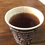 ラーメン イッケン - 熱々のルイボスティー。紙コップが提供されてました。