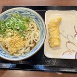 Marugame Seimen - ぶっ掛けにネギと天かすを載せてイカ天をトッピングです