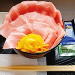 Genki Suisan - （※写真3）【提供物】「中トロ丼」（900円）の「ネタだいぶ増し」（＋600円）。 「ごはん大盛り」（＋100円）