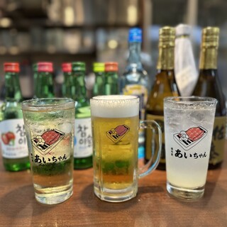 A variety of alcoholic beverages, from standard beer to makgeolli and natural wine♪