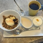 センティード - 自家製グラノーラ＋yogurt＋oat milk 800円