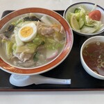 幸楽 - 料理写真:中華丼　　　頼むとサラダもついてくる。