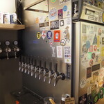 スタンドうみねこ - 業務量冷蔵庫の壁にビールタップが並ぶ