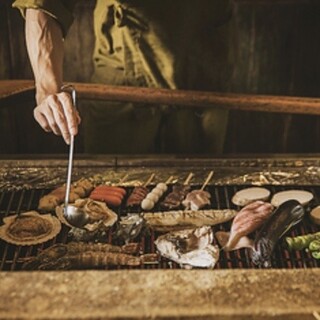 我们以佐贺牛肉和京都红鸡肉的炉串烧以及新鲜海鲜的炉端烧烤而自豪。