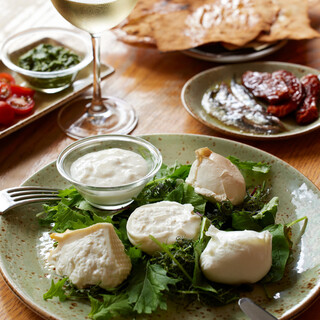 Buffalo mozzarella delivered by air from Italy