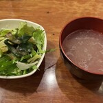 初代 鳥真 - 定食のサラダと鶏スープ