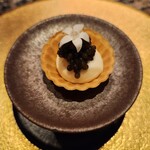 銀座鉄板焼き 肉一凛宮 - ・真狩村の百合根とダブルクリームのキャビアタルト
      クリーム