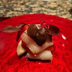 銀座鉄板焼き 肉一凛宮 - 軽い薫香を纏わせた勘八と赤蕪、ル・レクチェのミルフィーユ