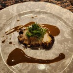 銀座鉄板焼き 肉一凛宮 - 天然蝦夷鮑の獺祭蒸し　根セロリのクーリーと肝醤油のソース