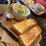 ko-hi-shunjuukoube - トーストとゆで卵、サラダのモーニング