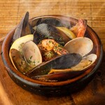 虾子和孔雀蛤的大蒜橄榄油风味锅