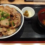 まぐろや相馬水産 - まぐろコロコロステーキ丼　\630