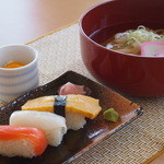 月見茶屋 - 温かいそば寿司定食です。温かいうどん、ざるうどん、ざるそばの定食にもできます！
