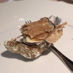 フォリオリーナ・デッラ・ポルタ・フォルトゥーナ - 「一皿目の軽い前菜」　蒸した牡蠣　ブラと白いカリフラワーのソース　白トリュフのせ　(2013/11)