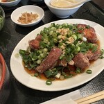 蘭亭 - ふとぅーの酢豚とちゃうここのんは代わりに食感のえぇシャキシャキ刻みねぎがドォーンっと入ってて、ちょっと細く刻んだにんにくと鷹の爪が入ってるだけ