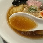 酒肴場 屯 - 今日の煮干し中華は焼き干しにヒラスズキとハタ出汁。ほんのり香ばしく鮮魚出汁の風味豊かで、和食のお出汁を感じさせる上品な仕上がり