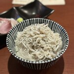 酒肴場 屯 - ご飯の上にはたっぷり釜揚げしらす