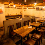 やむなし - テーブル席