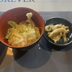 八鮮大連餃子 - 故障の効いたキャベツの漬物とザーサイ