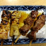 とん八 - シロ 110円(税込)＋カシラ 110円(税込)(2023年11月28日撮影)