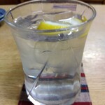 とん八 - 麦焼酎水割り 420円(税込)(2023年11月28日撮影)