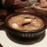 オレンジ - ◇若い女子二人は、名物料理・よくばりガーリック煮を食べてた～＾＾