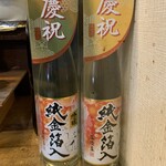 針中野 炉ばた 時代屋 - この後ろに、でっかい酒瓶がいたはるのだ。