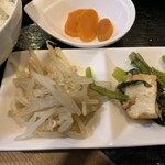 針中野 炉ばた 時代屋 - 日替わり定食の付け合わせ２品。