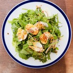 Green salad with white mushrooms and herbs