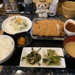 針中野 炉ばた 時代屋 - 中身。のトンカツ定食。