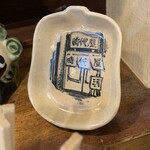 針中野 炉ばた 時代屋 - こんな可愛い豆皿が立て掛けてあった。