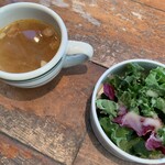 バル デ エスパーニャ ムイ - スープとグリーンサラダ
