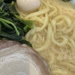 横浜家系ラーメン 喜多見家 - チャーシューとほうれん草