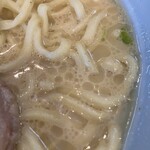 横浜家系ラーメン 喜多見家 - 味濃いめ油多めのスープの感じ