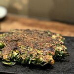 法善寺横丁 やき然 - 「ねぎ焼き(牛すじ)」 表面のの焼かれた粉ガツオがアクセント