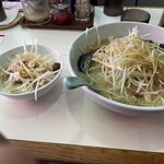 七福本店 - ネギラーメン中盛りとネギ丼