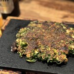 法善寺横丁 やき然 - カラッと焼かれた生地の中に、ジュワッとジューシーな「やき然」さんならではのおいしい「牛すじ」が入ってるので、嚙むほどに甘みがプラスされて、うまい！