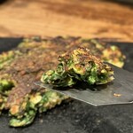 法善寺横丁 やき然 - だし醤油とお店の生地と具材。「お味噌汁」で育った人なら、このバランスの良さが心をほっこりさせるでしょうღˇᴗˇ)｡o