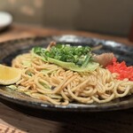 法善寺横丁 やき然 - 「塩焼きそば(豚入り)」塩･醤油ベースにかすかににんにく脂の香りがする、意外にこってりした焼きそばやった(^O^)❒’  お酒ススム系