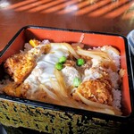 高田屋 - カツは薄いが、しょっぱい味付けでご飯がすすむ。