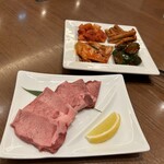 味蔵天国 - 牛タン、キムチ盛り合わせ