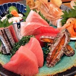 Maruchouzushi - サンマ、たらきく、ボタンエビ、閖上赤貝、子持ちシャコ、ひがしもの中トロ、ひがしもの赤身、本鮪大トロ(左上から時計回り)