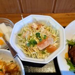 美食空間 翠花 - ◯サラダ
市販の胡麻ドレッシングとマヨネーズを
合わせたような味わいのドレッシングとなる